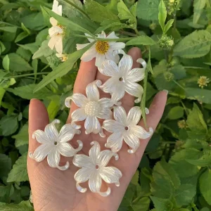 Three-dimensional petal flower